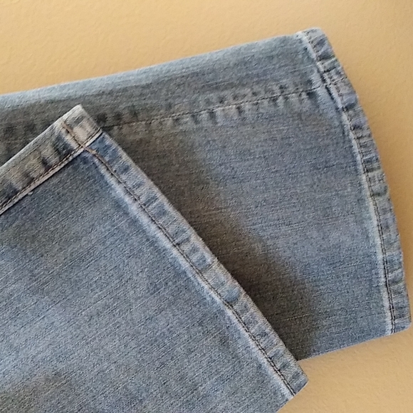 Classic Denim Lightwash Boot-Cut Fit Jeans - Picture 7 of 10